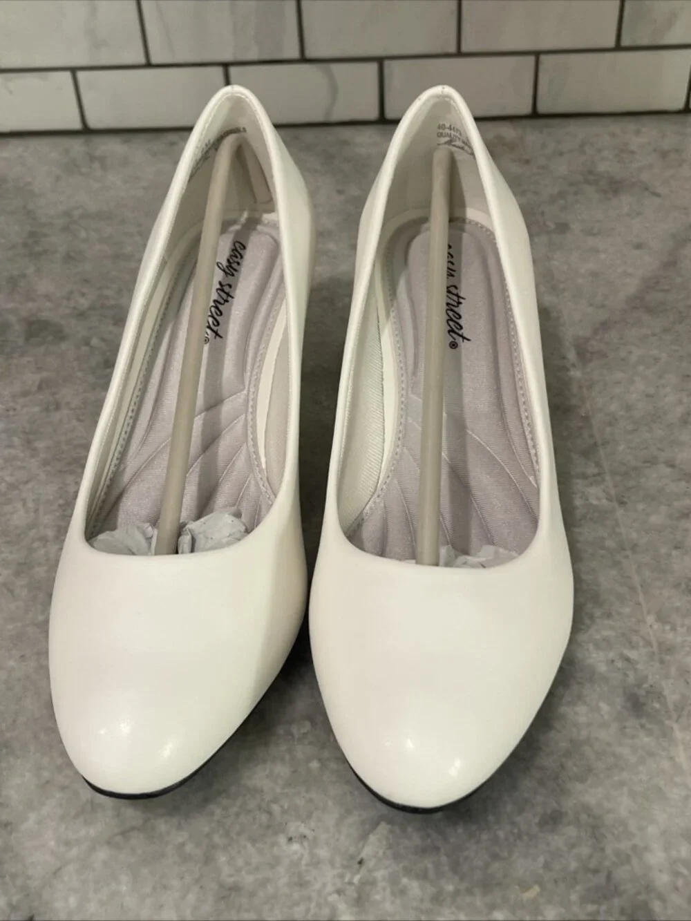 Easy Street White Pumps Womens Size 9 New with Box Fabulous Kitten Heel - Picture 3 of 7